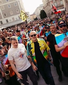 Piazza San Carlo: la parata di Max Pezzali invade Torino