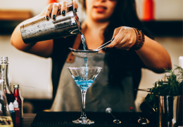 «Ti vorrei leccare»: condannato il barista che molestava la collega 18enne