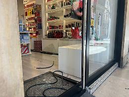 Tenta una spaccata in via Roma ma rimane ferito e scappa a mani vuote: caccia al ladro maldestro