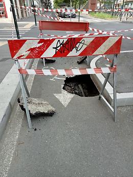 Voragine si apre sulla pista ciclabile in corso Grosseto