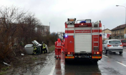 Incidente a Nichelino: un'auto si ribalta in via Buffa, conducente miracolosamente illeso 