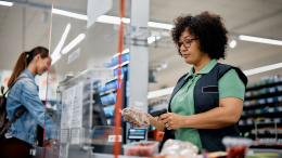 L'audio shock della direttrice del supermercato MD di Brandizzo: «Vietato andare in bagno, fatevela addosso!» 