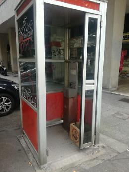 Da simbolo di connessione a rifugio per tossicodipendenti: la decadenza di una cabina telefonica