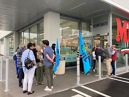 Presidio dei lavoratori dopo l'audio shock della direttrice del supermercato Md di Brandizzo 