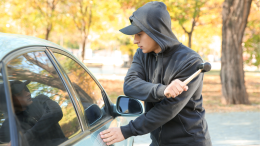 Finestrini distrutti e furti sulle auto in sosta: arrestata una coppia a Torino