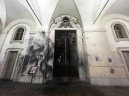 Gli occupanti liberano Palazzo Nuovo e imbrattano via Po, appena ripulita dai cittadini