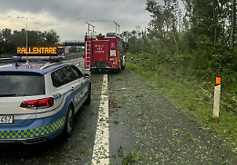 Forte temporale in Canavese, caos sull'autostrada "invasa" dai rami abbattuti dalla grandine