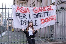 L'influencer Asia Gianese incatenata alla Mole. Ma perché?