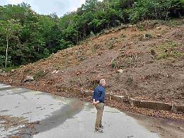 Strade provinciali chiuse per la frana a Borgofranco d'Ivrea: via ai lavori ma non riapriranno prima di luglio 