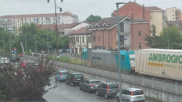 Passa un treno merci ma la sbarra rimane alzata: pericoloso guasto al passaggio a livello di Nichelino 