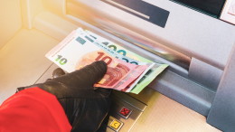 Pancalieri: fanno saltare in aria il bancomat e scappano con 10mila euro 