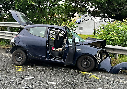 Si schianta contro un camion, grave una 77enne ferita nell'incidente