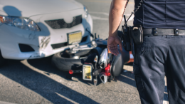 Incidente a Nichelino: motociclista finisce sul cofano di un' auto 