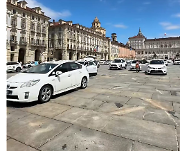 Taxi, manifestazione contro l'abusivismo e gli Ncc: «Nessuno fa controlli»
