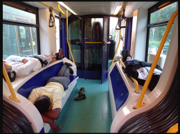 Sul tram 4 l'inciviltà diventa protagonismo: persone sdraiate che fanno il pisolino