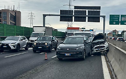 Incidente in tangenziale, tre feriti e traffico paralizzato