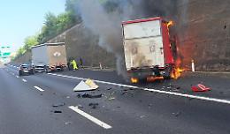 In tangenziale paura, fiamme e incidenti a raffica: un camionista è grave al Cto