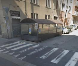Smantellato il dehor "latrina" di via Nizza: era diventato un dormitorio
