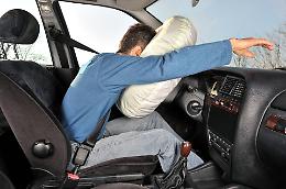 Airbag killer, paura per migliaia di auto Stellantis e Volkswagen: mancano pezzi per sostituirli