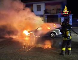Auto va a fuoco durante la marcia: conducente si salva gettandosi fuori 