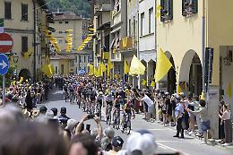 Tour de France, Romain Bardet in giallo trionfa nella fuga inaugurale 