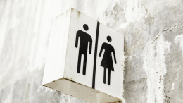 Va in bagno ma non riesce più a uscire: intrappolata nella toilette del treno
