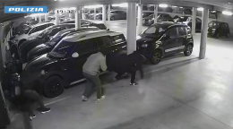 Il video shock della dentista sequestrata in collina: i banditi la picchiano nel garage