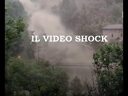 Il ruscello diventa una cascata e allaga la strada per Ceresole Reale (IL VIDEO SHOCK)