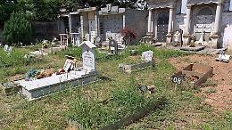 Cimitero in preda al degrado, la rabbia dei cittadini: «Non c'è più rispetto per i morti»