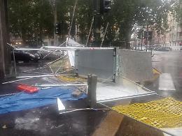 Tromba d'aria su Torino: alberi abbattuti, cade un ponteggio - IL VIDEO 