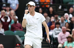 Sinner si prende il derby a Wimbledon, ma quanta fatica. Ecco cosa ha detto a Berrettini, il labiale non è passato inosservato...