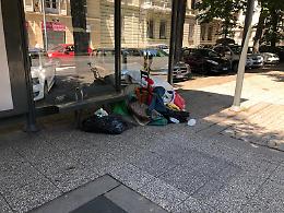 Bivacco senza freni alla fermata del 10, clochard lancia pietre contro i passanti