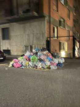 Emergenza rifiuti in via Lima, sommersa dall'immondizia