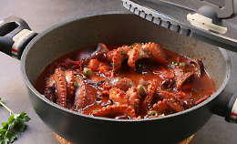 Da Napoli il polpo alla Luciana
con pomodori, olive e capperi