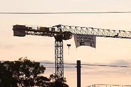 Si arrampicano su una gru in solidariet&agrave; agli occupanti del Politecnico