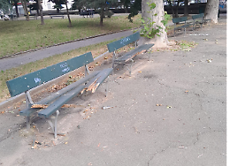 Le panchine in piazza Adriano devastate dai vandali e dall'incuria