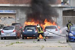 Incendio distrugge due auto in corso Marche, fiamme e fumo nero nel quartiere