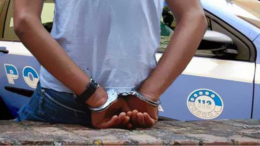 Chiedono una sigaretta, al rifiuto gli mettono le mani al collo: arrestati due 20enni a Moncalieri
