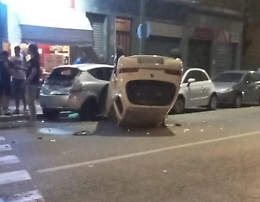 Gli tagliano la strada e si ribalta all’incrocio dopo lo scontro con un'auto parcheggiata