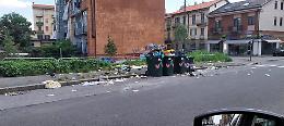 Emergenza rifiuti in via Forlì: "Bidoni stracolmi creano disagi e degrado urbano"