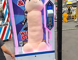 Shock a Ivrea:  peluche giganti a forma di pene scatenano polemiche al Luna Park