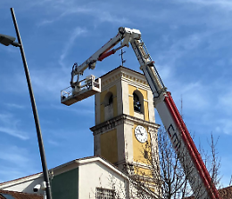 I cittadini adottano il campanile, per i cantieri ecco gli operai-acrobati
