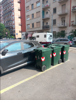 "Guerra dei dispetti" in via Filadelfia: auto imprigionate dai residenti con i cassonetti dei rifiuti