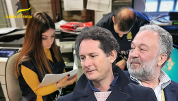 Guerra Agnelli-Elkann, svelato il giallo dei documenti che la governante voleva nascondere alla Finanza