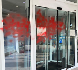 Tentano di  rubare in banca, poi vandalizzano lo sportello e imbrattano le vetrine