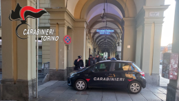 Si lancia dal balcone per scappare dai carabinieri: arrestato un 28enne a Torino