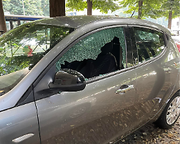 Spaccano i vetri delle auto parcheggiate. E ora c'è chi propone le ronde...