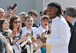 Juve, è il giorno di Thuram jr. Prima "battibecca" col fratello interista sui social, poi le prime parole in bianconero: "Ecco cosa mi ha detto mio papà Lilian..."