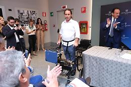 Michel torna a camminare grazie all’intelligenza artificiale - IL VIDEO