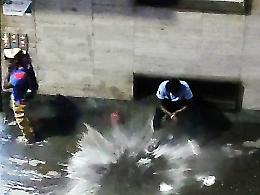 Piazza Bengasi, residenti lanciano gavettoni contro i pusher: "Vi facciamo la guerra"